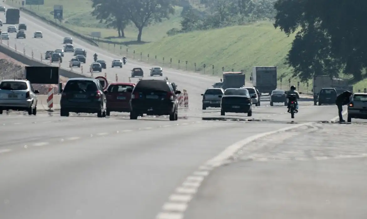 Movimento de veículos em rodovia de São Paulo em dia útil