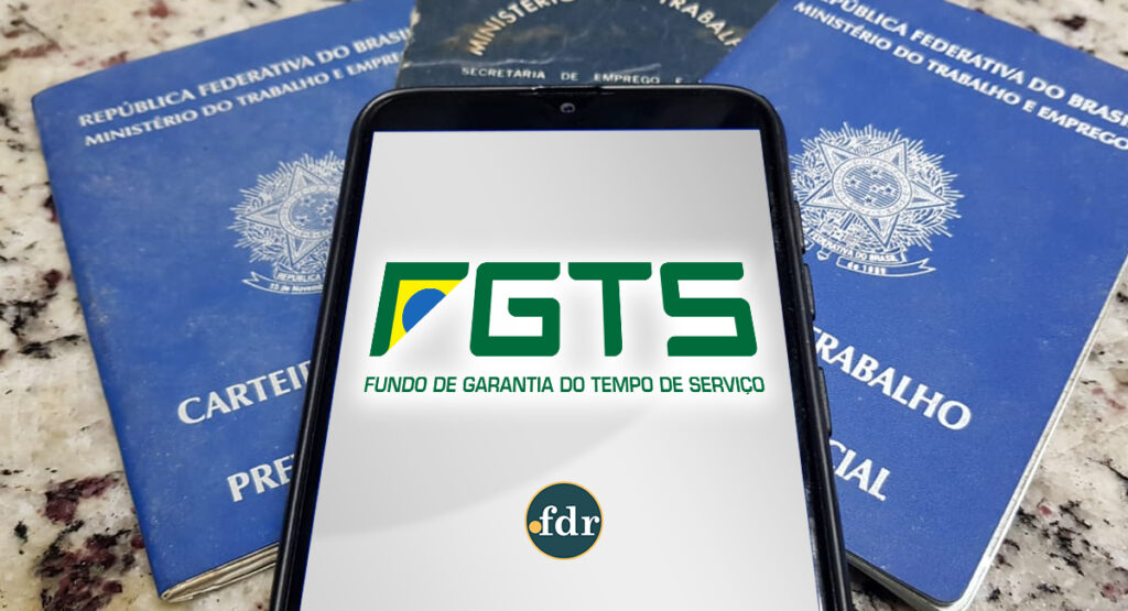 Lucro do FGTS: Imagem mostrando o logo do FGTS na tela de um celular, com as carteiras de trabalho ao fundo.