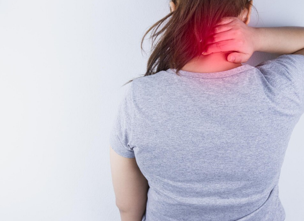 Mulher com dor na nuca representando necessidade de laudo para benefícios por fibromialgia
