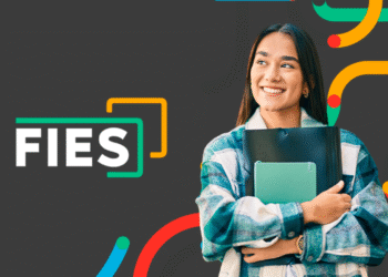 Fies 2025.2: Estudante segurando livros com inscrições abertas para o 2º semestre.
