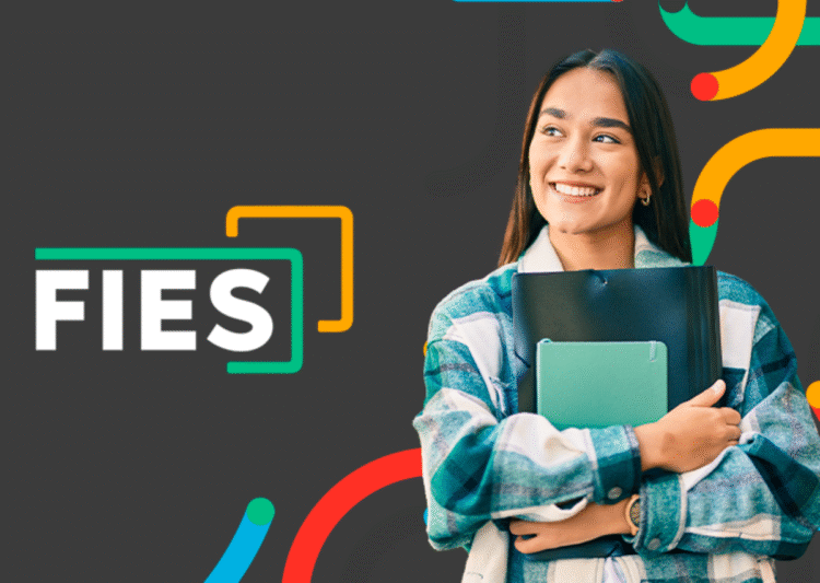 Fies 2025.2: Estudante segurando livros com inscrições abertas para o 2º semestre.