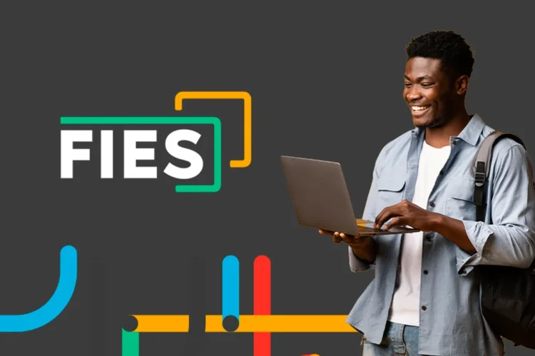 Estudante sorrindo com laptop, representando inscrições FIES 2025/2.