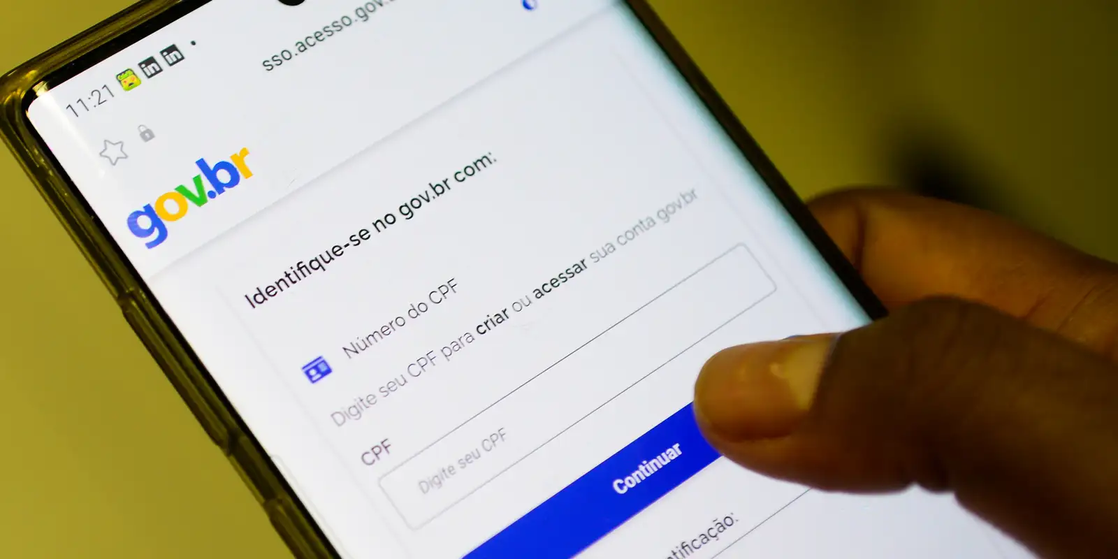 Pessoa acessando o aplicativo Gov.br pelo celular com CPF