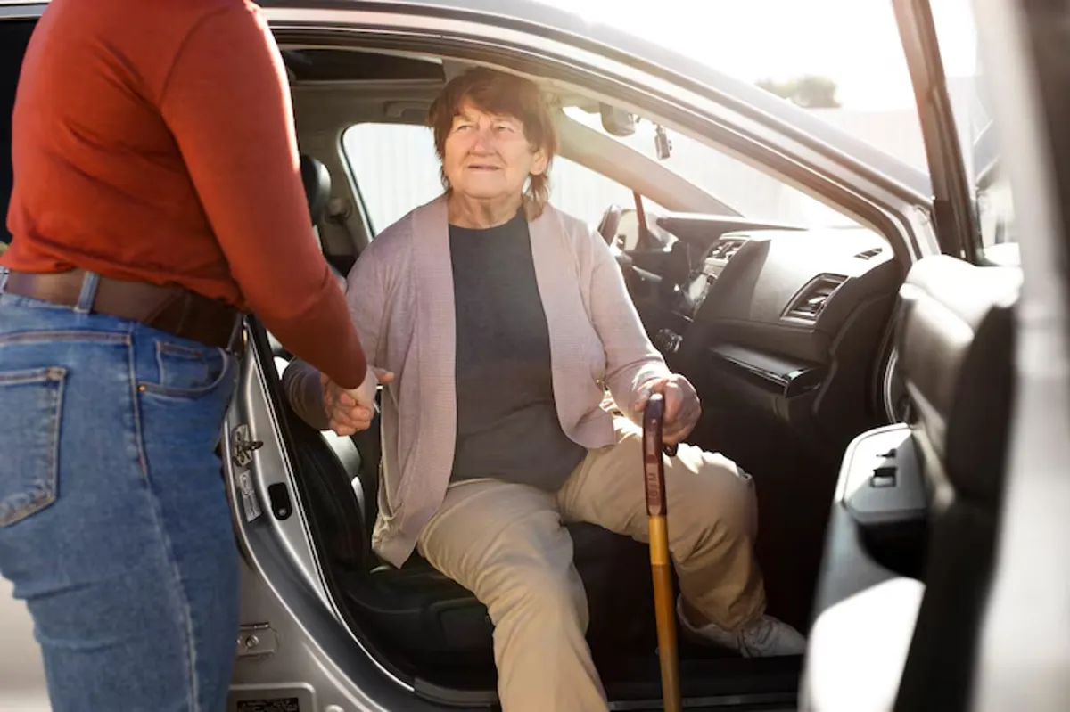 Idosa recebendo ajuda ao sair de um carro, ilustrando dicas para economizar na compra de carros novos
