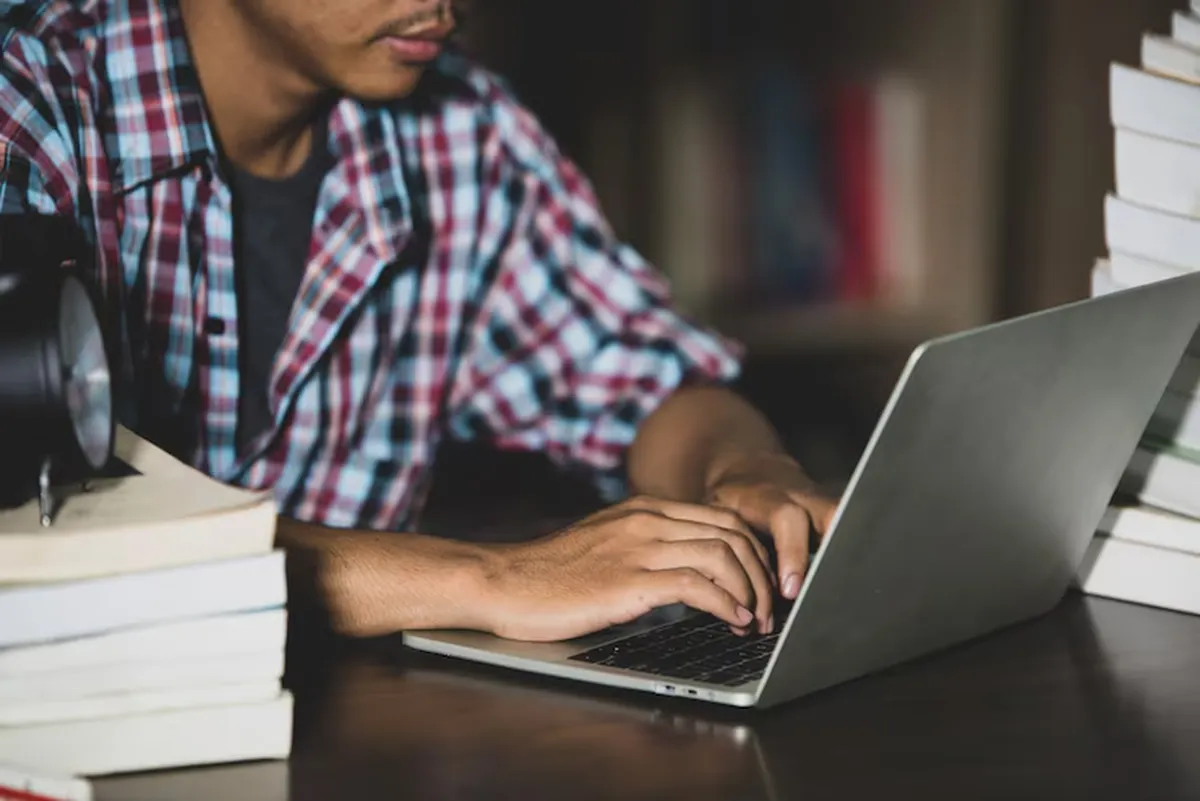 Pessoa digitando em laptop enquanto faz inscrição na CPOP