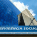 Edifício do INSS com a logo e nome 'Previdência Social