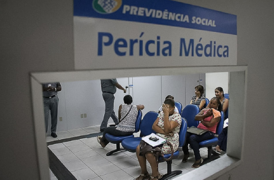 Fila de atendimento para perícia médica do INSS em busca de agilizar benefícios do BPC/LOAS