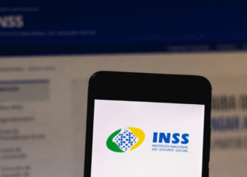 Logo do INSS na tela de smartphone com tema sobre mutirões para agilizar o BPC/LOAS
