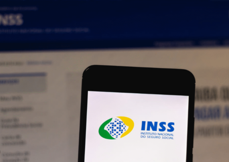Logo do INSS na tela de smartphone com tema sobre mutirões para agilizar o BPC/LOAS