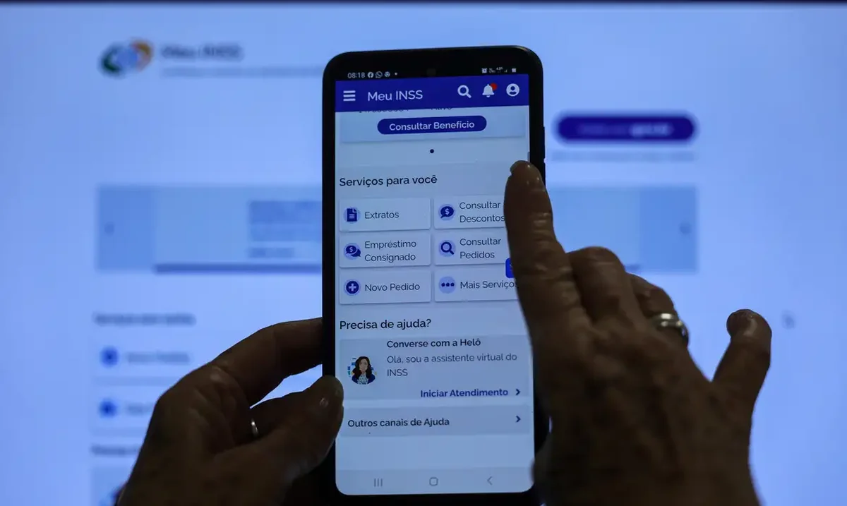 Pessoa acessando o aplicativo Meu INSS para consultar serviços relacionados à exigência de biometria