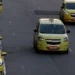 Taxis amarelos enfileirados em rua urbana