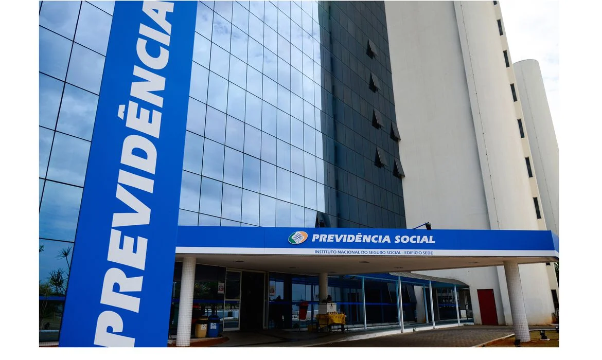 Fachada do edifício sede do INSS, destacando a entrada da Previdência Social.