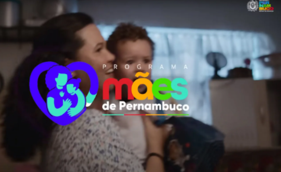 Mãe segurando criança com o logo do Programa Mães de Pernambuco, destacando o apoio às famílias em julho de 2025.