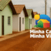 Minha Casa Minha Vida: Casas alinhadas em rua de terra com texto sobre atualização de cadastro.
