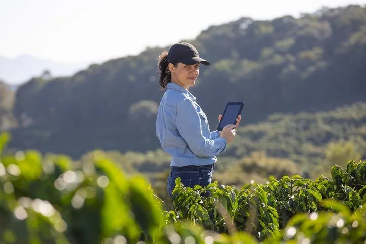 Mulher agricultora acessando os documentos do seu imóvel rural pelo tablet, representando o uso do app Meu Imóvel Rural.