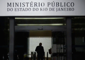 Ministério Público do Estado do Rio de Janeiro com entrada e pessoa à frente
