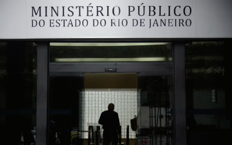 Ministério Público do Estado do Rio de Janeiro com entrada e pessoa à frente