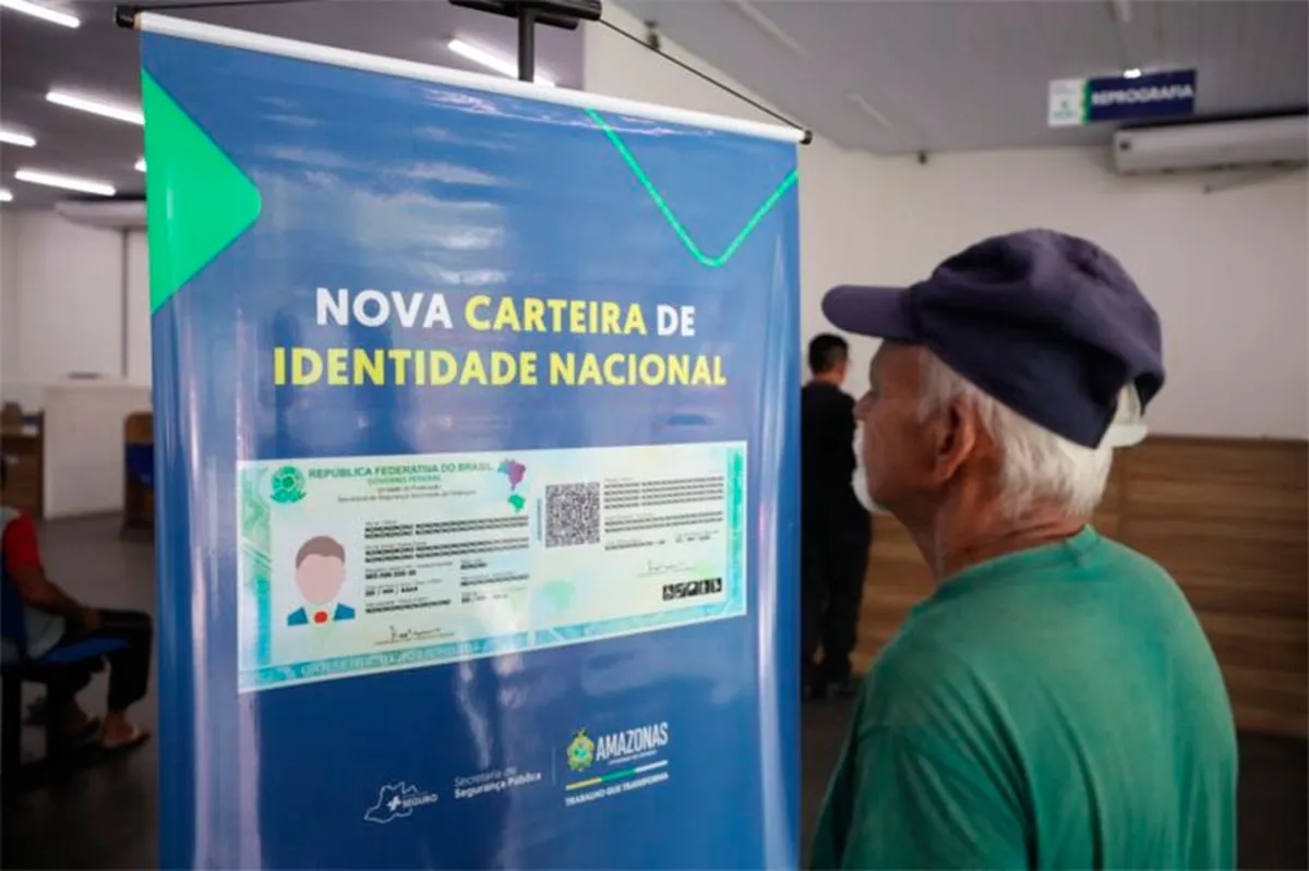 Pessoa observando banner sobre a nova Carteira de Identidade Nacional do Brasil