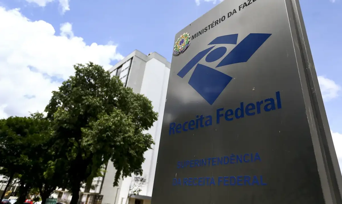 Placa da Receita Federal, indicando a sede do órgão que valida as novas regras de segurança para chaves Pix.