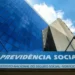 Fachada do prédio do INSS, com a logo do instituto e o nome 'Previdência Social' em destaque.