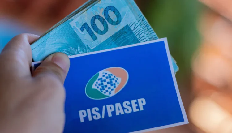 Cédula de R$100 e cartão PIS/Pasep, representando a liberação de valores do Fundo PIS/Pasep.