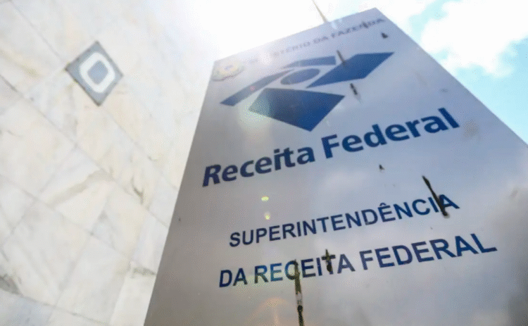 Receita Federal paga o terceiro lote de restituição do Imposto de Renda 2025 no dia 17, verifique se seu nome está na lista.