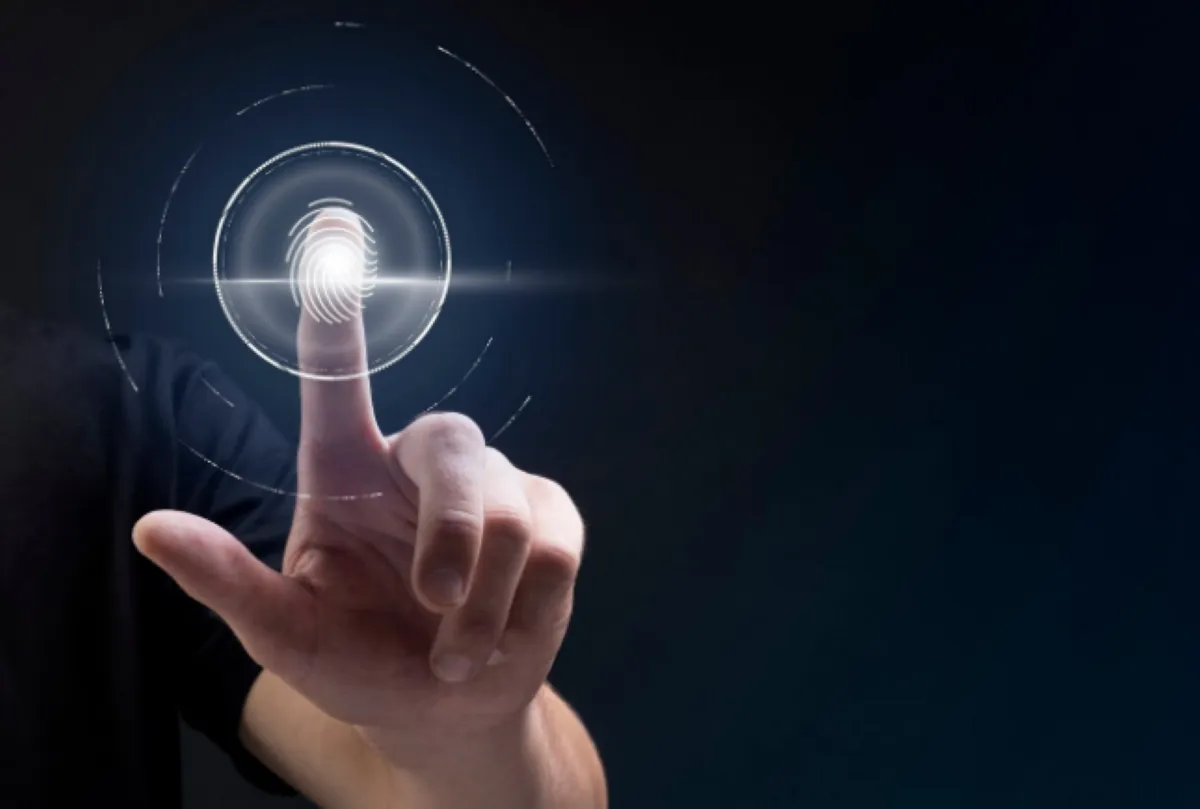 Pessoa toca digitalmente uma interface com leitura de impressão digital