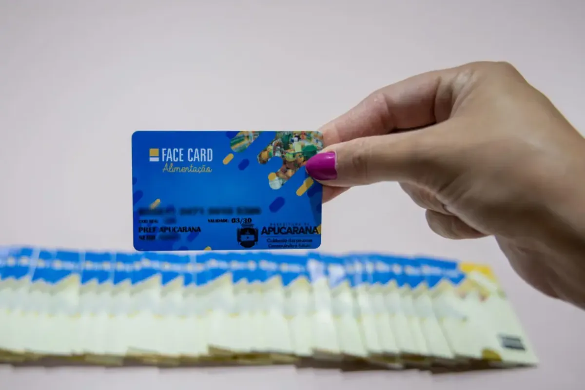 Cartão-alimentação de Apucarana sendo entregue a famílias beneficiadas