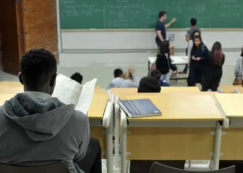 Estudante atento durante uma aula universitária, simbolizando as oportunidades do Prouni.