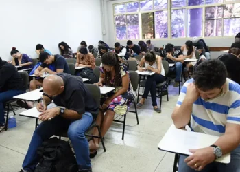 Pessoas fazendo prova no ENCCEJA 2025.