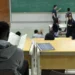 Estudante atento durante uma aula universitária, simbolizando as oportunidades do Prouni.