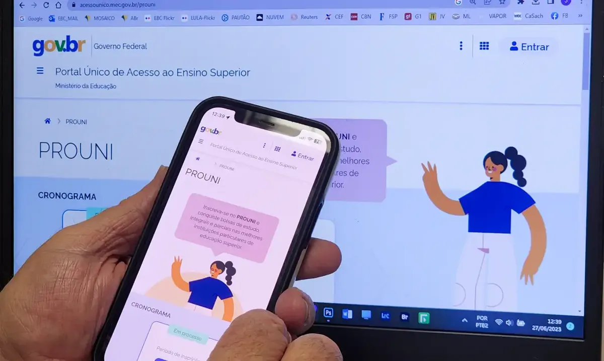 Usuário acessando o Prouni em dispositivo móvel e computador, destacando a plataforma digital.