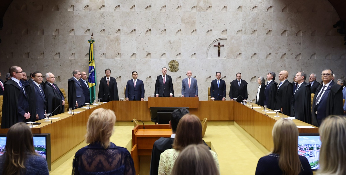 Sessão do Supremo Tribunal Federal com ministros em pé em frente ao plenário.
