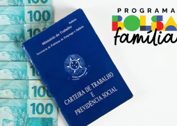 Nota de R$100 ao lado de uma carteira de trabalho, com o logo do programa Bolsa Família, abordando o corte de quase 1 milhão de famílias em julho.