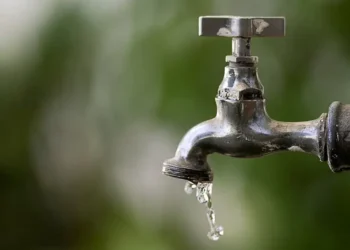 Torando o desperdício de água mais visível: vazamento de água pode aumentar a conta de serviços.