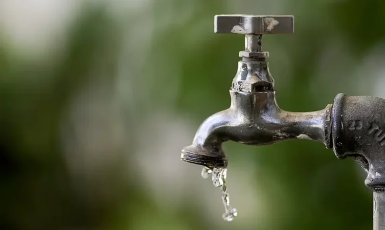 Torando o desperdício de água mais visível: vazamento de água pode aumentar a conta de serviços.