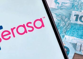 Aplicativo da Serasa ao lado de notas de cem reais