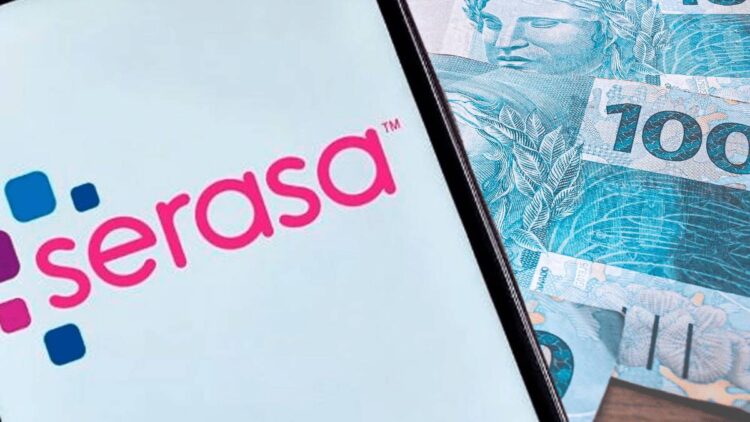 Aplicativo da Serasa ao lado de notas de cem reais