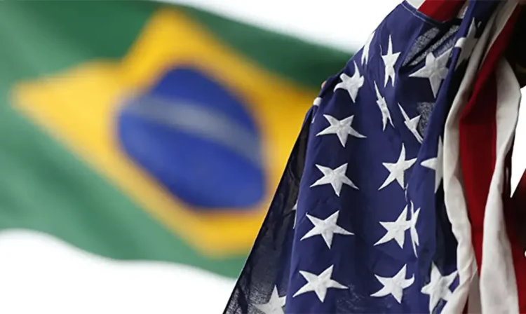 Bandeira dos Estados Unidos em primeiro plano com a bandeira do Brasil ao fundo, simbolizando os impactos do tarifaço americano nos preços e no cotidiano.