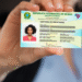 Uma mão segurando a nova Carteira de Identidade Nacional, destacando a foto e os dados.