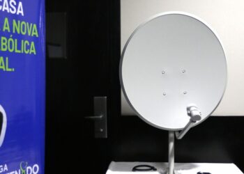 Parabólica digital em exibição com banner informativo sobre a nova tecnologia.