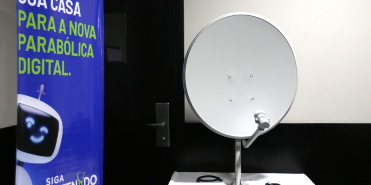 Parabólica digital em exibição com banner informativo sobre a nova tecnologia.
