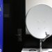 Parabólica digital em exibição com banner informativo sobre a nova tecnologia.