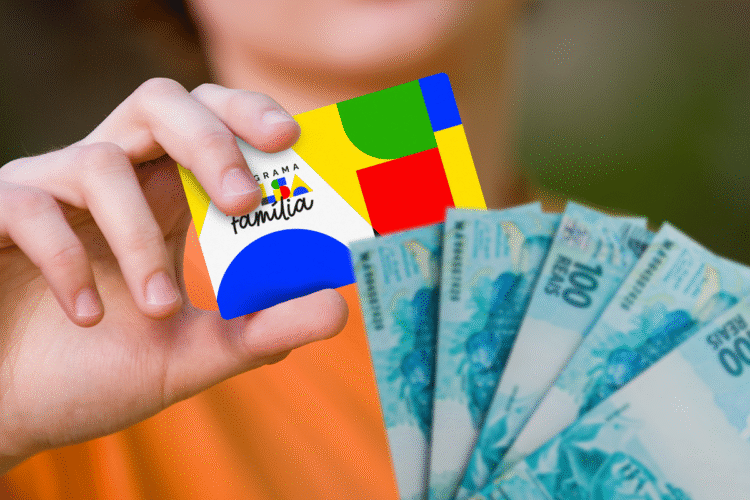 A mão de uma pessoa segura o cartão do Bolsa Família e algumas notas de 100 reais, simbolizando os benefícios financeiros do programa.