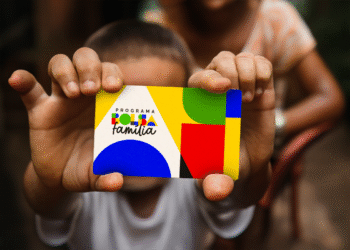 Cartão do Programa Bolsa Família com design colorido e com pessoas no fundo.