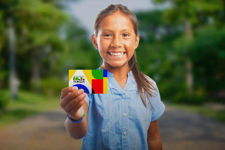 Menina sorridente mostrando o cartão do Programa Bolsa Família, anunciando pagamento extra de agosto para beneficiários com NIS final 1 a 5.