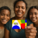 Família com o cartão do Bolsa Família em mãos