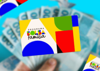 Cartão do Bolsa Família com notas de dinheiro ao fundo