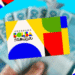 Cartão do Bolsa Família com notas de dinheiro ao fundo