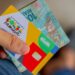Cartão do Programa Bolsa Família e nota de R$100.